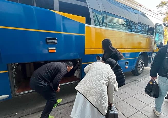 バスの荷物の出し入れの写真