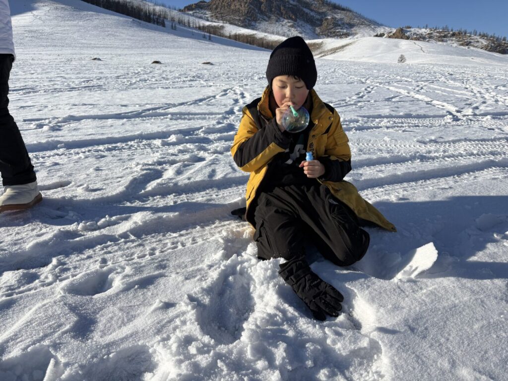 雪の上で外気浴